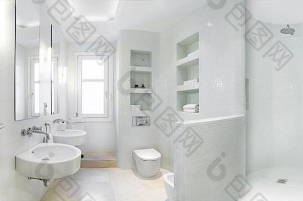 干净明亮的浴室内部全景图，带有复古钢制水龙头和白色瓷砖。原始设计的空间与现代元素