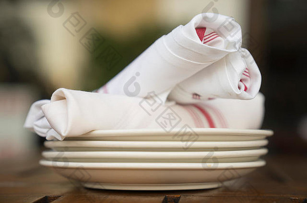 盘子银器餐巾晚餐集优雅的表格