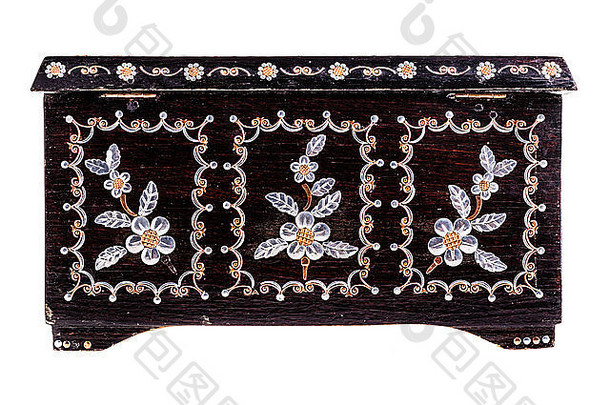 一个古老的罗马尼亚黑色木盒，上面有珍珠母装饰，隔着白色的地面