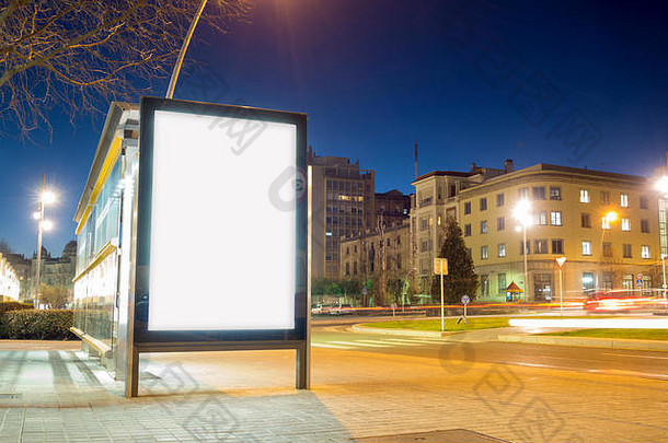 空白广告模拟公共汽车停止模糊交通灯晚上