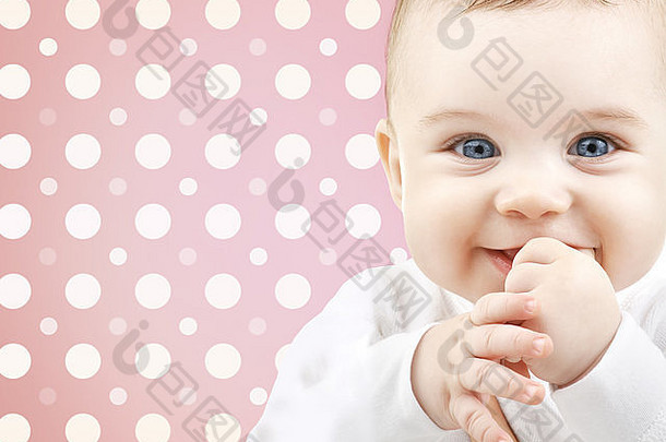 微笑婴儿女孩脸粉红色的波尔卡点