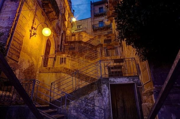 西西里岛利昂福特一座名为Scala Musumeci的<strong>古楼</strong>梯夜景