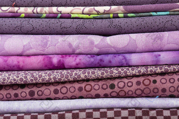 各种织物材料样品样本，以紫色为主题，相互堆叠