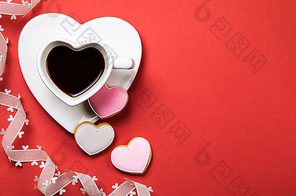 红色背景上的心形饼干咖啡。情人节作文。顶视图。拷贝空间