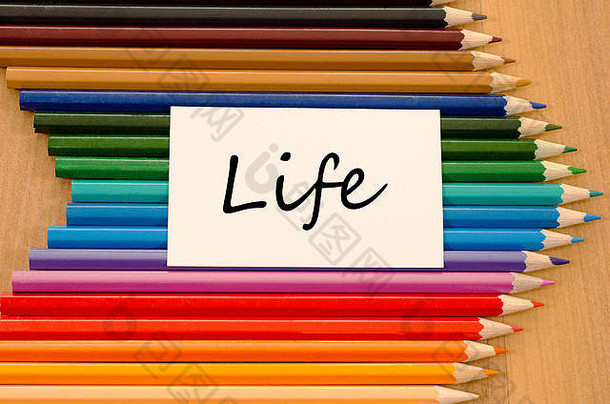 生活文本概念和木制背景上的彩色铅笔