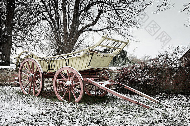 在英国牛津郡的雪地里，英国农场的马车，马<strong>拉</strong>的<strong>货车</strong>。草地和旧砖墙结满了霜，而且寒冷。