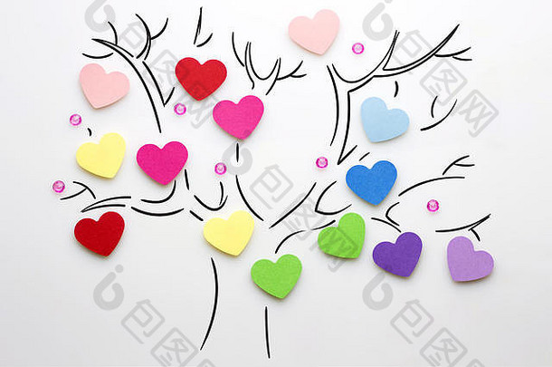 白色背景上树上的心形创意情人节概念照片。