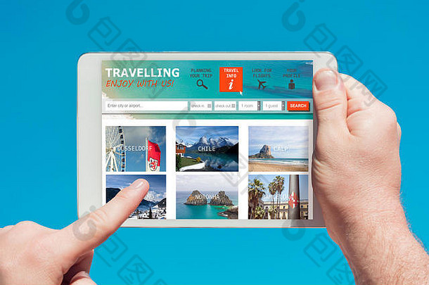 一名男子手持平板电脑访问一家旅游公司网站，用手指触摸屏幕，背景为蓝天。