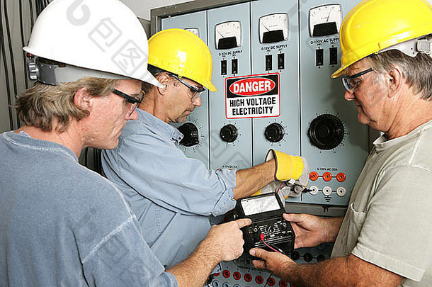 一组电工使用欧姆表在工业电源中心测试电压，所有工作均按照规范执行