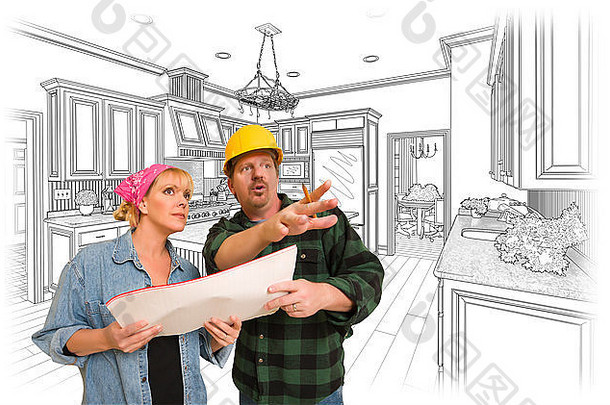 承包商与客户讨论定制厨房图纸。
