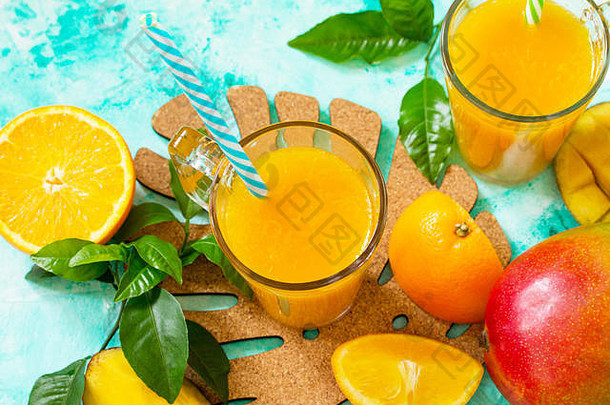 清新的夏季芒果和柑橘鲜榨果汁。素食概念，新鲜维生素。