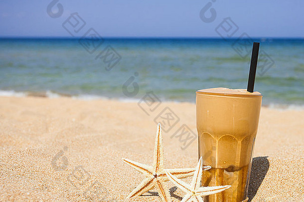 沙滩背景上的冰<strong>咖啡</strong>