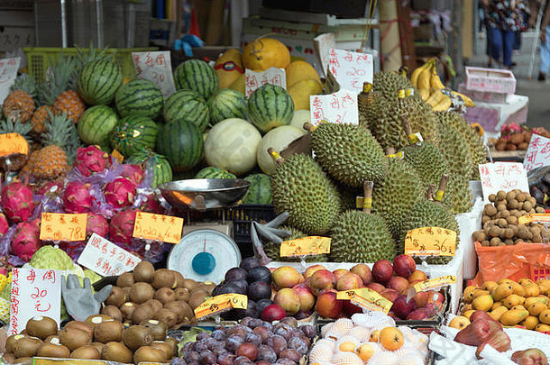 街市上有一大串热带水果