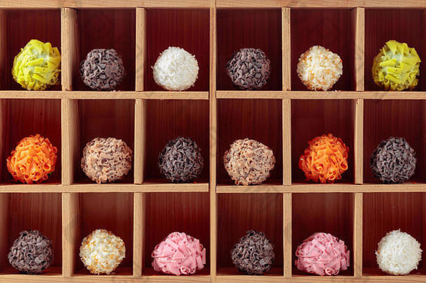 木盒内各种颜色的巧克力糖。