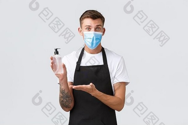 冠状病毒社会距离咖啡馆餐厅业务流感大流行概念快乐的推销员医疗面具咖啡师服务员解释了