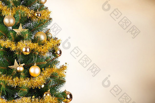 金色装饰的圣诞树
