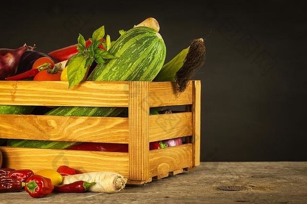 木箱里的蔬菜。在农贸市场上销售蔬菜。农产品
