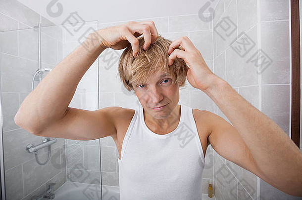 在浴室检查白发的男子肖像