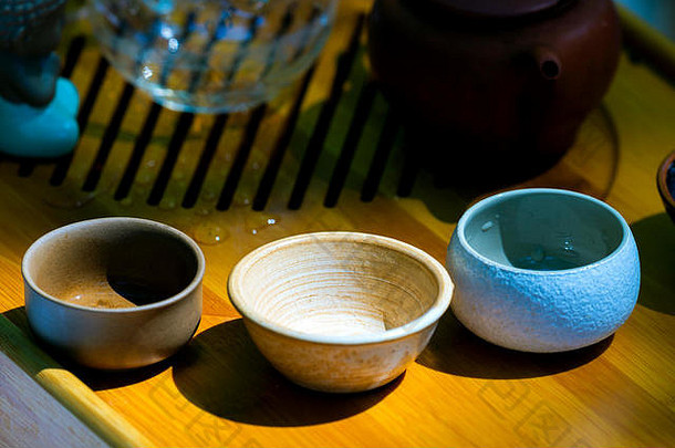 茶道。木桌上放着中国茶的茶壶和碗。