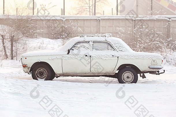被遗弃的车覆盖雪冬天日落温暖的音调一边视图生锈的回收金属处理注销<strong>汽车</strong>