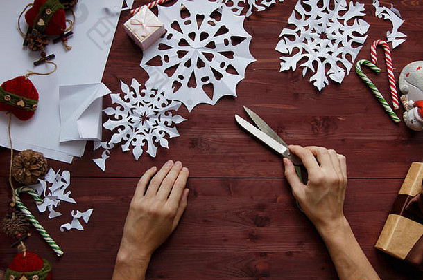 一年的圣诞节概念女手减少雪花纸背景谎言礼物圣诞节装饰木背景