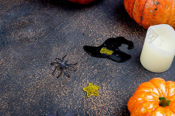 万圣节装饰品，南瓜，各种姜饼，黑色背景上的蜘蛛网和蜘蛛网，秋季假期概念，空间，俯视图，平面l