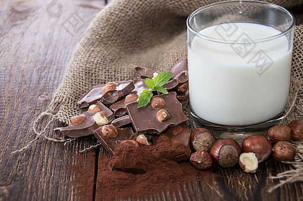 木质背景上的<strong>榛子</strong>巧克力和牛奶