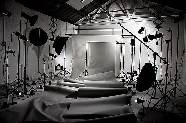 一个摄影工作室，配备了所有照明设备和纸背景卷，用于展示空间