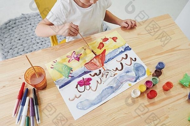 开始女孩画水粉画刷学习艺术类