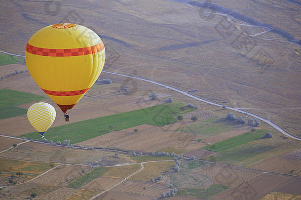 黄色的空气气球飞行土地