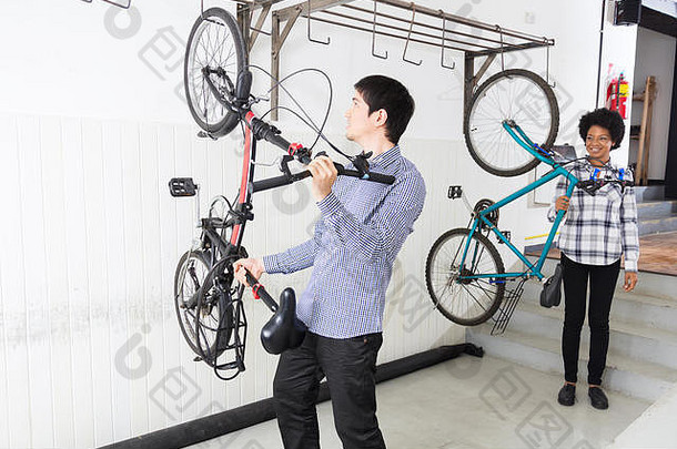 人挂自行车墙办公室多样化的混合比赛