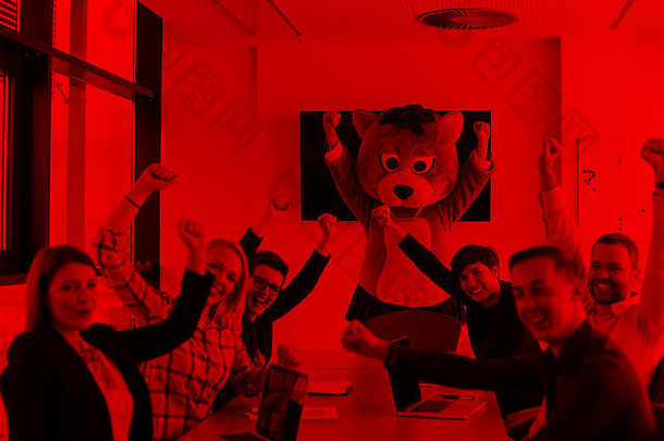 老板被描绘成泰迪熊，在现代公司的办公室里和商务人士玩得很开心