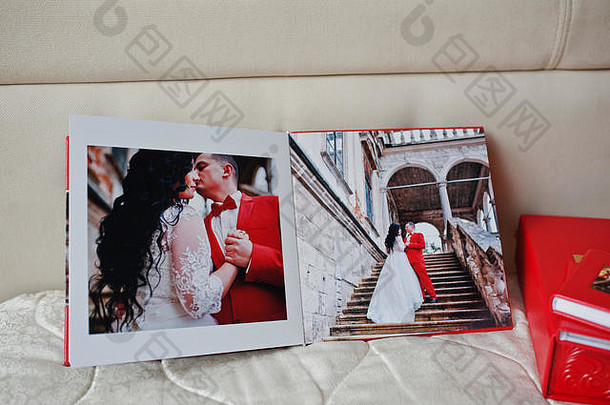 优雅的红色婚礼相册或相册，柔和的米色背景。