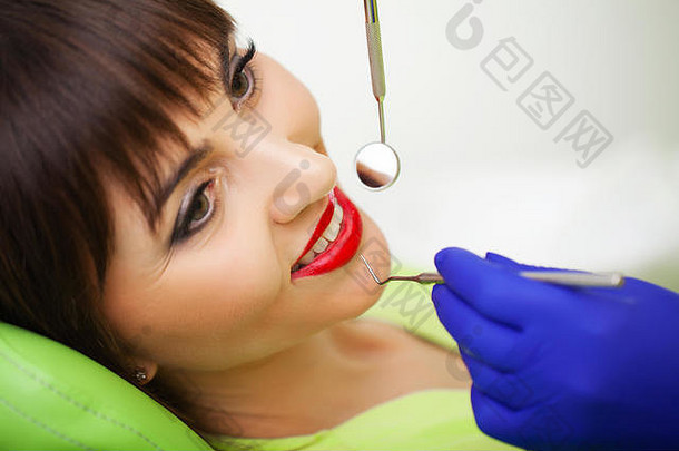 牙科护理。一位妇女在牙科诊所治疗牙齿。