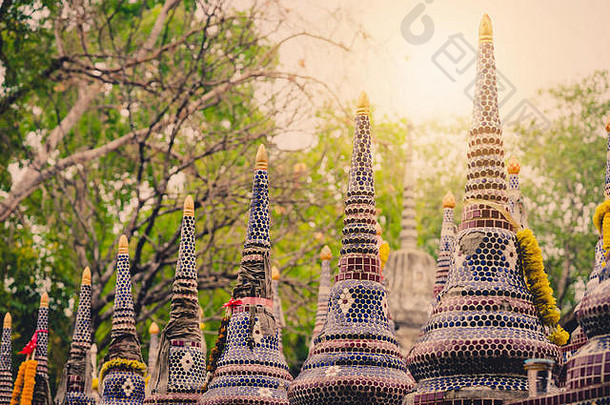 复古过滤器和日光灯上的泰国风格墓地