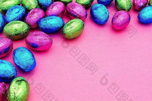 水平复活节背景巧克力鸡蛋粉红色的纸