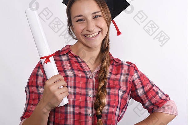 年轻漂亮的学生戴着毕业证书和毕业帽快乐的画像。孤立的白色背景。