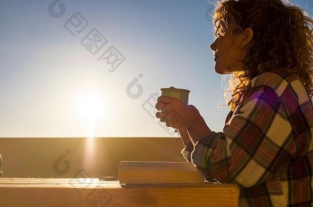 赶时髦的人高加索人年轻的女人户外享受茶咖啡杯呵呵太阳阳光温暖的音调图像人