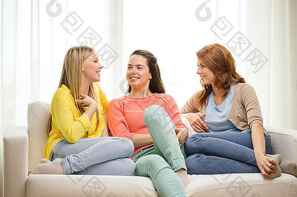 三个女朋友在家里<strong>聊天</strong>