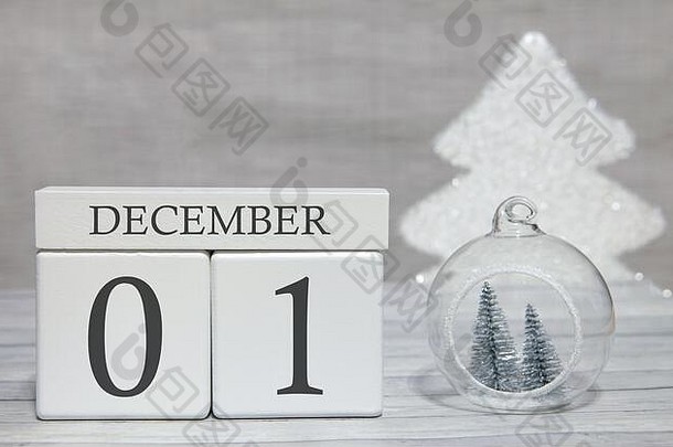 立方体用文字从数字和月份、12月1日到<strong>年底</strong>进行总结。