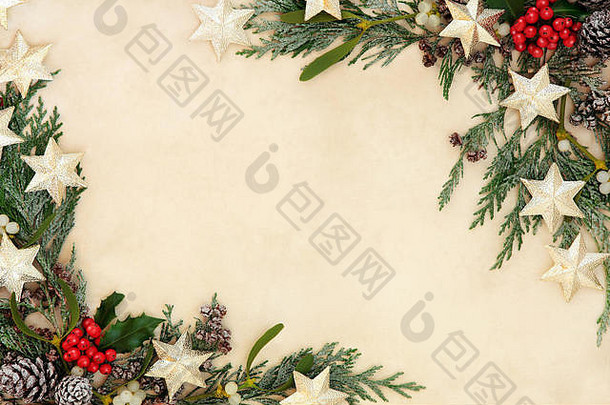 <strong>圣诞</strong>抽象背景边框，金星装饰，冬青树，槲寄生和雪松覆盖在羊皮纸上。