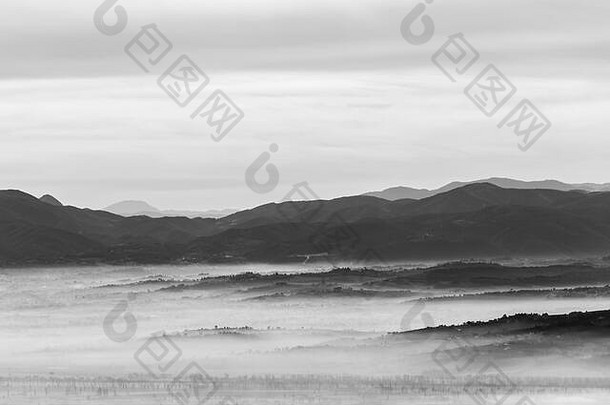 山与山之间的雾与雾的海洋