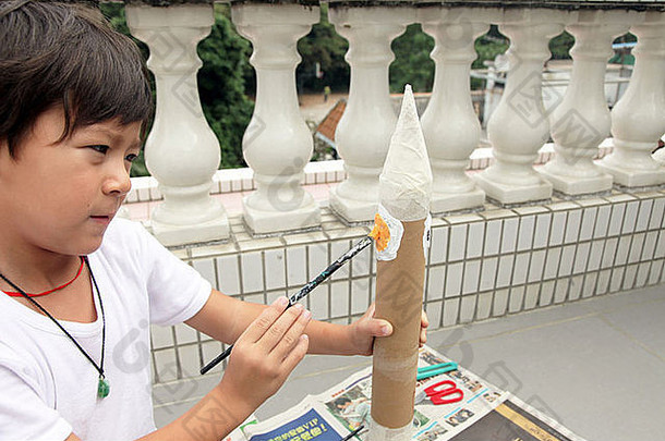 照片亚洲男孩whiDiy工作纸板火箭削减贴油漆为