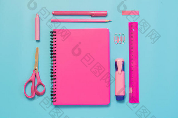 粉色少女装的学习用品，本子和笔在蓬松的蓝色上。俯视图，平面布置。空间。