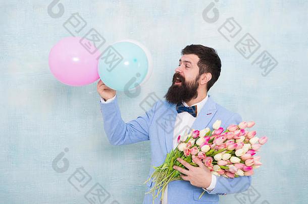 信心魅力男人。有胡子的绅士西装弓领带持有空气气球花束绅士使浪漫的惊喜花交付绅士浪漫的日期生日