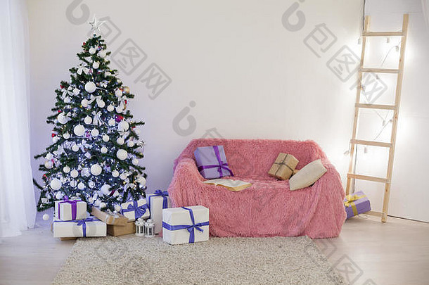 房间内装饰有圣诞树和新年礼物