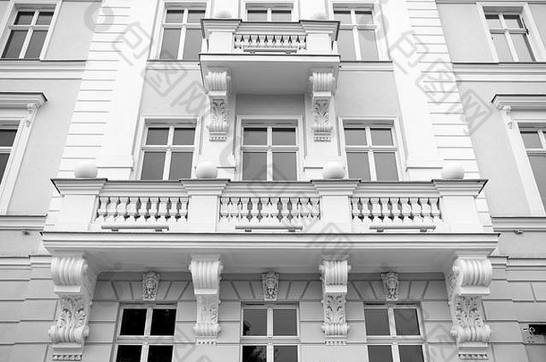 波兰弗罗茨瓦夫灰墙背景上的带窗户、阳台的房屋正面。建筑、外观、结构、设计、房地产概念