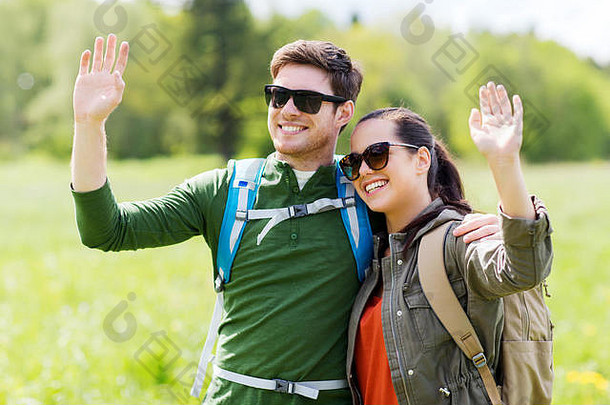 快乐夫妇背包徒步旅行在户外