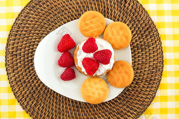 新鲜的红色的树莓白色艺术板红色的新鲜的树莓白色艺术板饼干迷迭香巧克力奶油