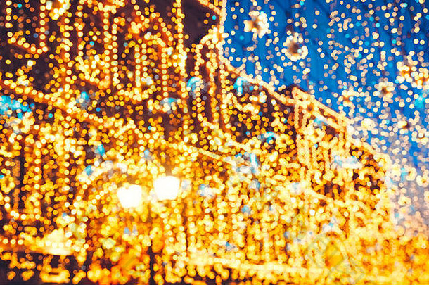 建筑物正面明亮的圣诞街道照明。这座城市为圣诞节而装饰。新年灯饰